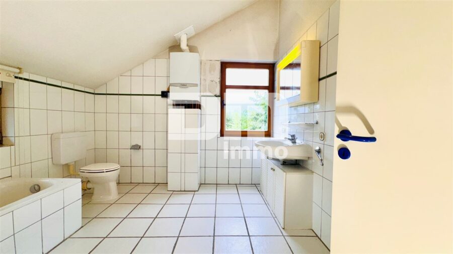 (R)eserviert!Schönes modern geschnittenes Einfamilienhaus mit Garage und großem Grundstück - OG / DG Badezimmer Wanne / Dusche